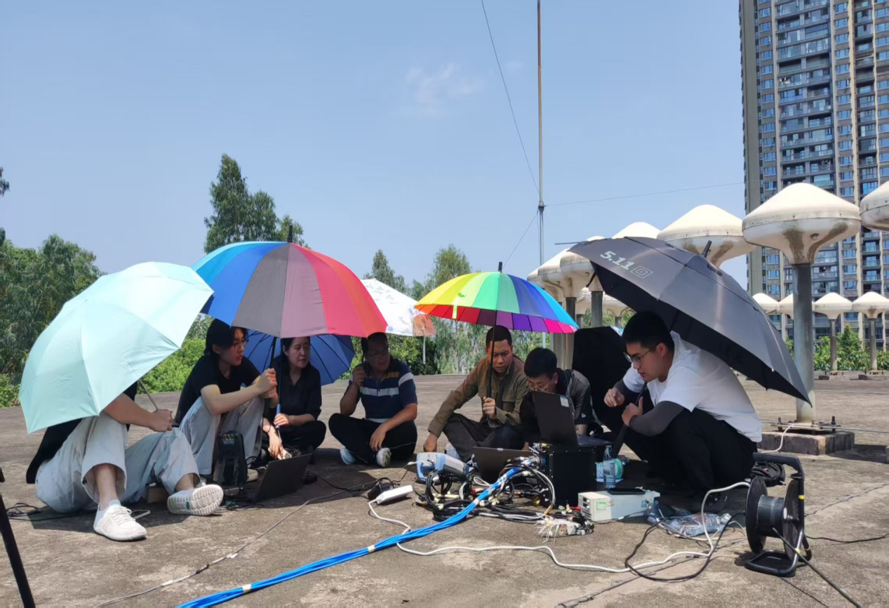 李晓帆带领研究生在深圳观澜导航台开展现场测试